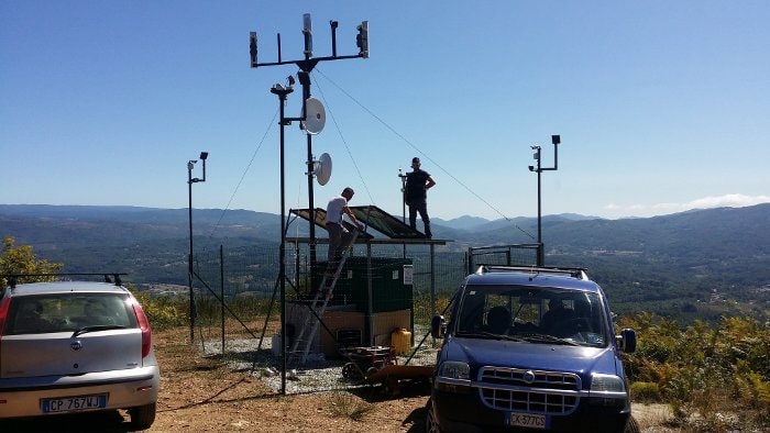 Antenna Linefiber a Serralta, con le montagne sullo sfondo